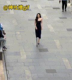 优雅的女生：女人失去了一条双腿，只能用拐杖，但是气质非常的出众，走起路来非常的有