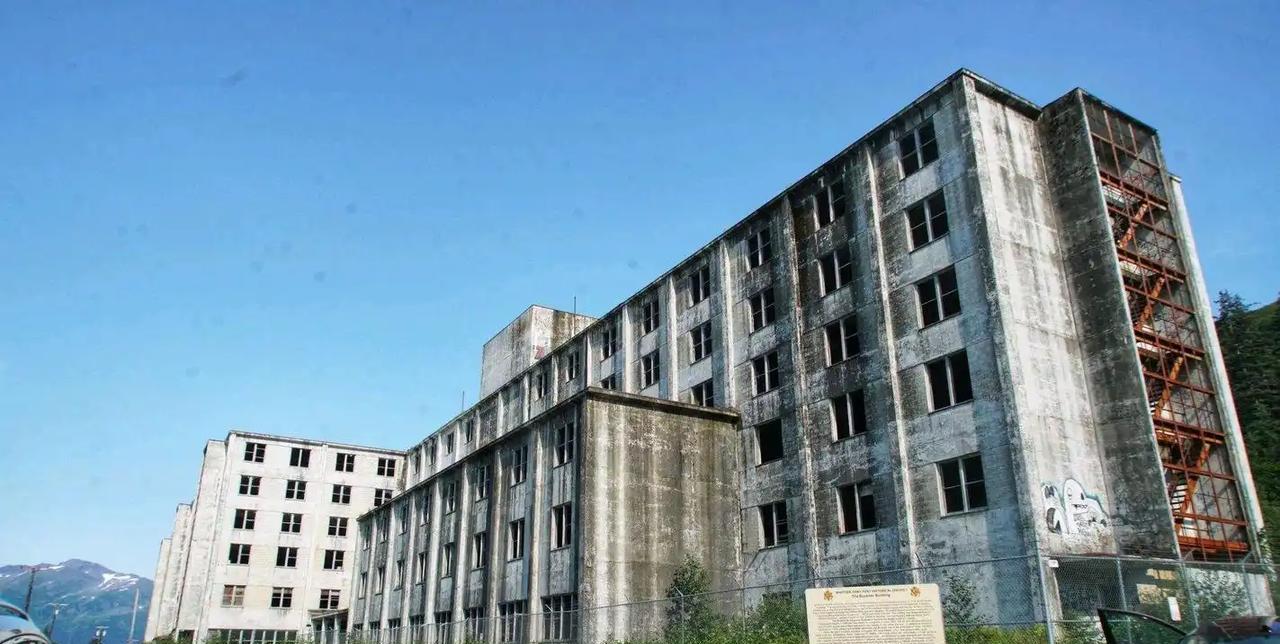为什么那些废弃的军营一直没人敢动？说白了，这些地儿都是军队的资产。只要军队不开口