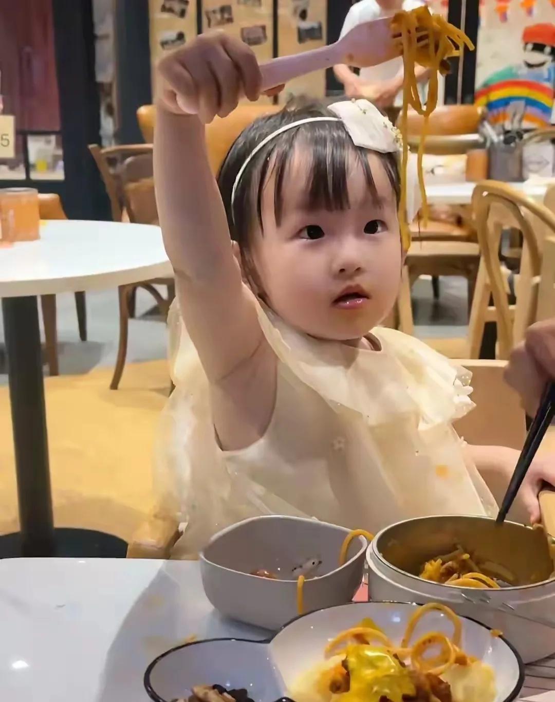 有个疑问  黄一鸣女儿户口名叫王闪闪吗
妈妈叫黄一鸣 父亲不认能落户姓王吗
网友