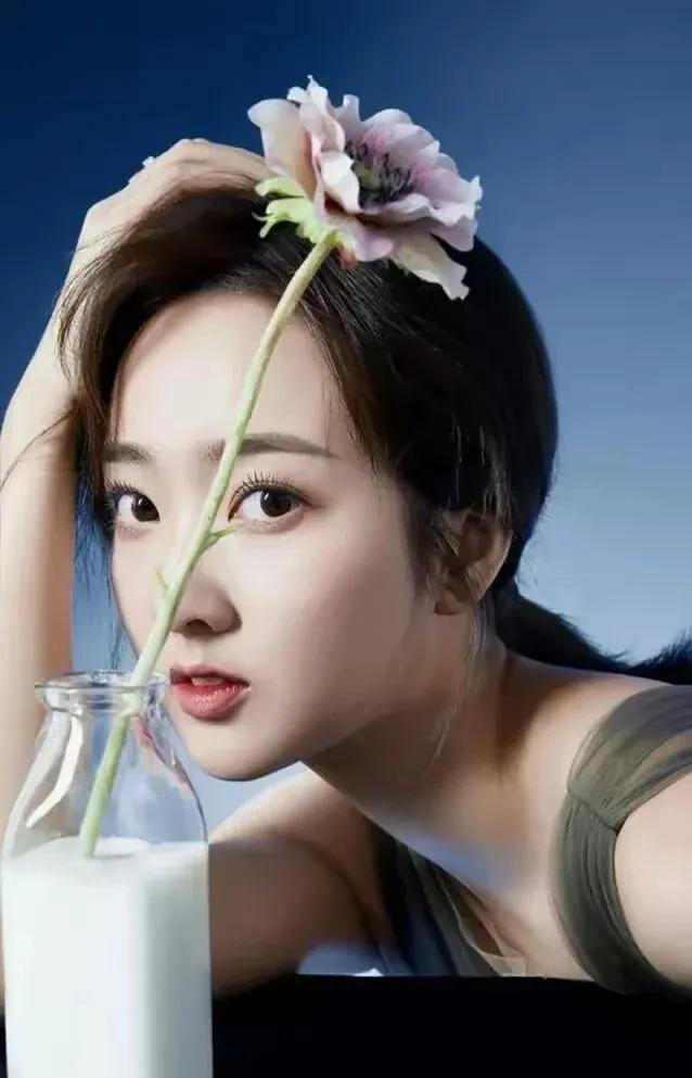 王嘉宁真是最美主持人之一！168cm的她在“主持人大赛”上一亮相就吸睛无数，红色