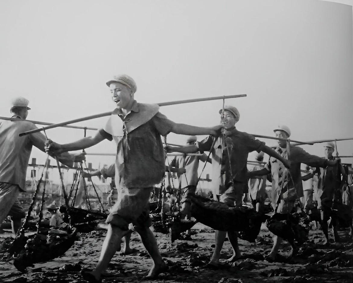 1963年，驻守广东珠海的解放军战士与当地群众一起，在珠江口外开展了一场“向海要