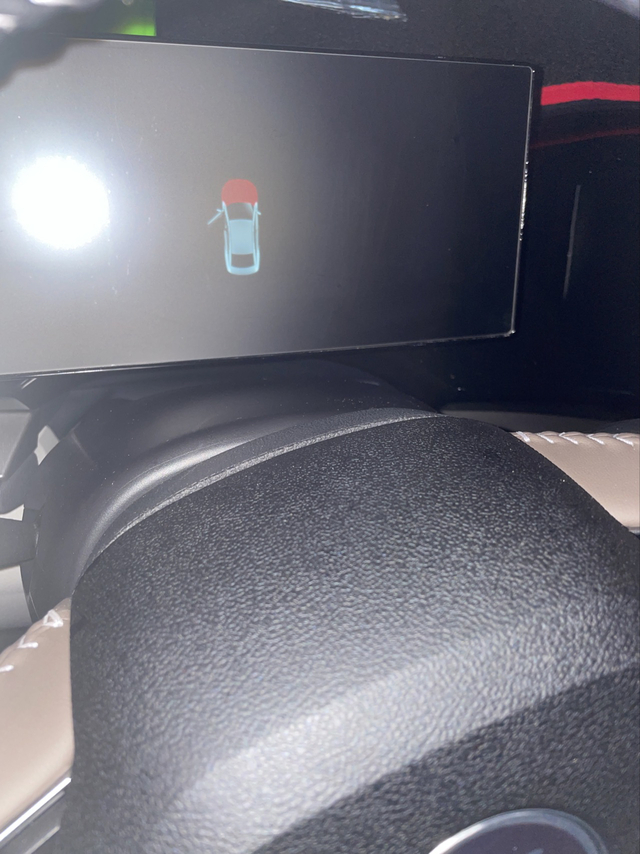 引擎盖红了
今天第一次加玻璃水，后来怎么都关不上引擎盖了，反复关了十几次都关不上