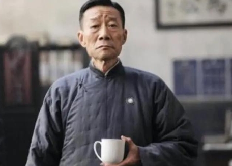在1998年的一个阳光明媚的下午，李雪健拎着他从《水浒传》中得到的34万片酬，满