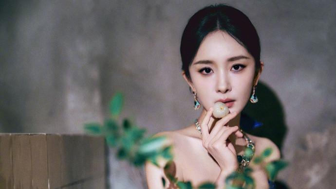 上影节杨幂亮相红毯，造型引关注，网友热议“期待影片”!