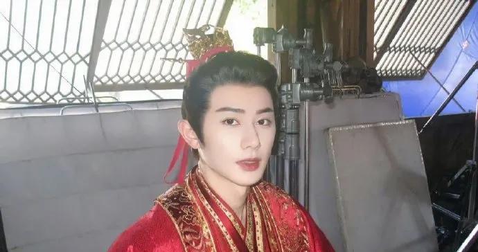 救命！被李一桐和王佑硕的婚服造型美到失语！红黄配色碰撞出极致浪漫，王佑硕一袭华服