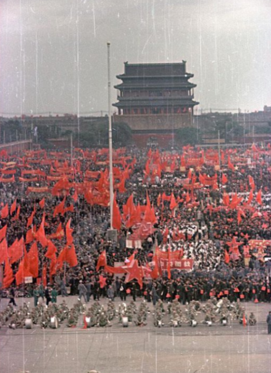 开国大典前，聂荣臻发表了这样一段话:如遇空袭，要原地不动，天上下刀子也不能动，保