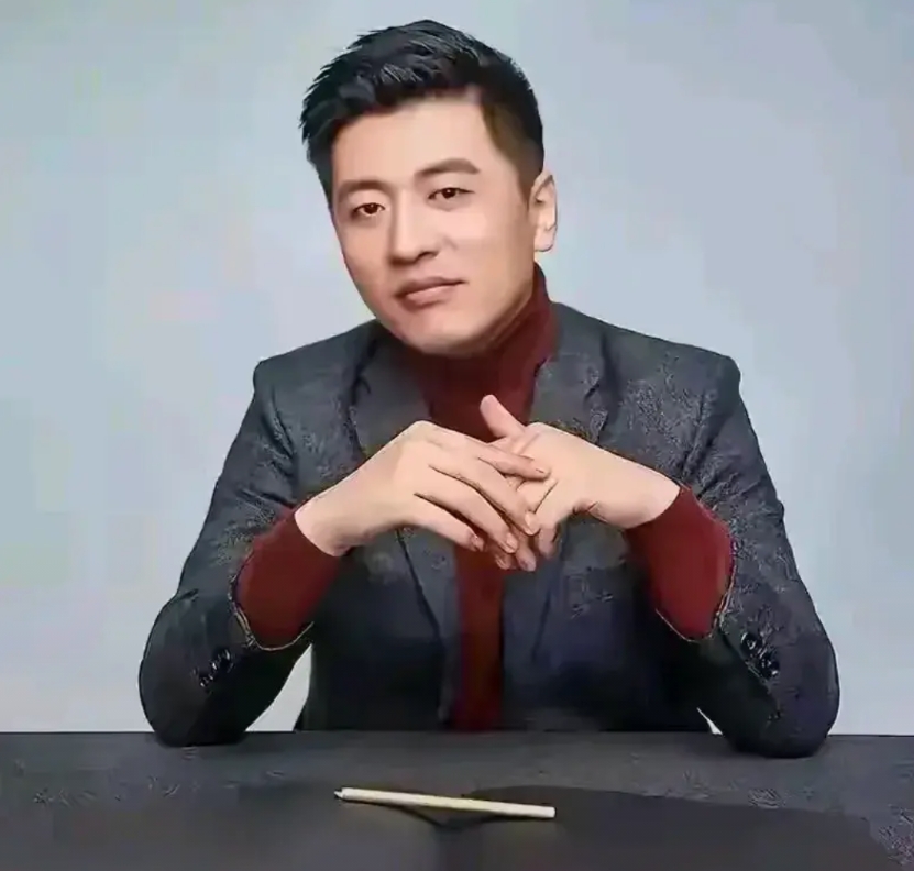 又到张雪峰热搜月。
网络即将迎来一年一度的张雪峰打卡刷屏热搜月。
每年进入6月开