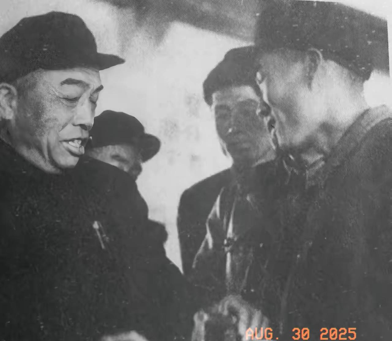 黑白老照片分享。
1958年10月，彭德怀以中共中央政治局委员，国务院副总理兼国