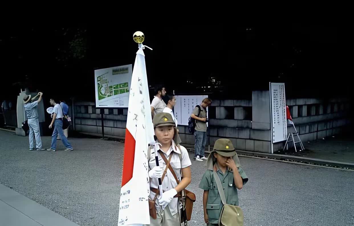 日本防卫省近期向日本全国各地的小学分发了2025年最新版本的“儿童版防卫白皮书”