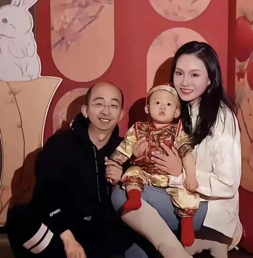 其实男人的长相真的一点都不重要，主要是看才华和实力，就像照片中的演员巨兴茂，相貌
