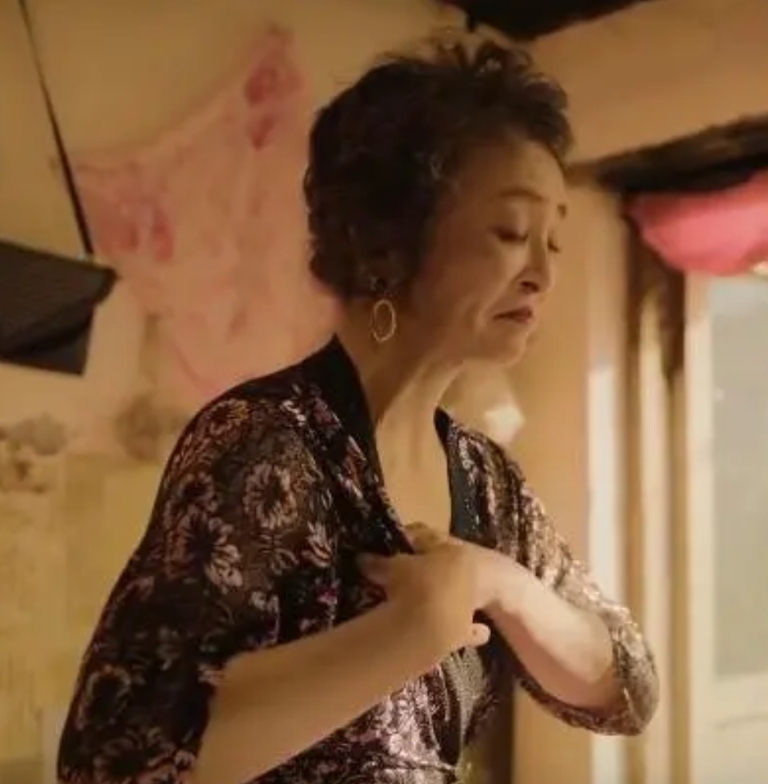《刑警的日子》李勤勤的老，像被时间用了刑一样，目不忍睹！

褶皱的堆叠，松垮垮的
