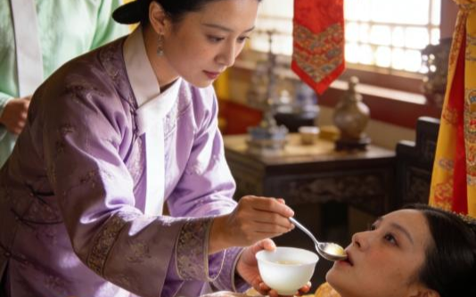 甄嬛晚年卧病，让槿汐陪在身边，低语：“其实我早已察觉你是皇后的眼线，这18年来我一直等你主动坦白。”