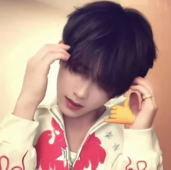 是谁被苏新皓的抖肩舞洗脑了？活力感与魔性感双在线，眼神带光舞步灵动，记忆点爆棚，