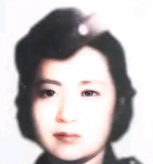 1951 年，叶亚华在澳门街头要饭无果，无奈在牌子上写道：“我是抗日名将王铭章的