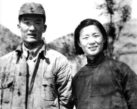 1944年邓拓、丁一岚在一起，合影留念，美好的回忆！他们是亲密的战友，忠诚的伴侣