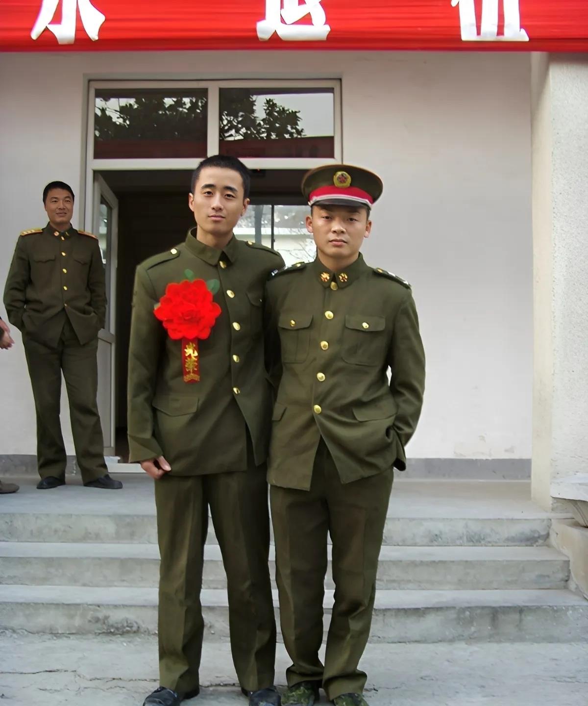 这是哪个年代的军装，好帅气