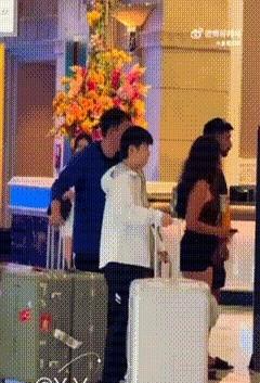 高温三十多度，孙颖莎却穿着厚外套。
旁边的王楚钦一身短袖，画面反差感绝了。
很多