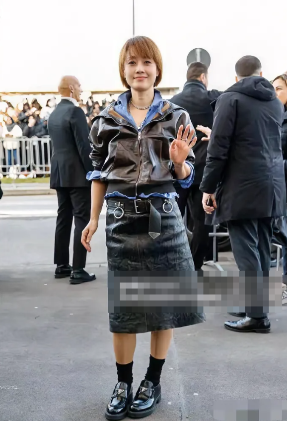 马伊琍，164cm，这次的造型真是一言难尽，又丑又土的，还显得特别矮，你们看看是