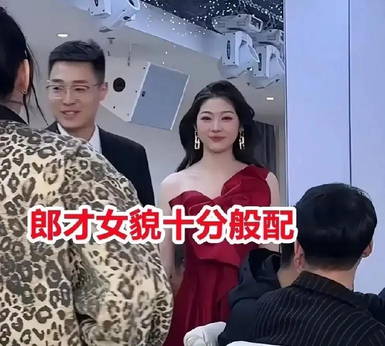 在辽宁，一对新人的婚礼上，新娘美得冒泡，一位男子忍不住多瞥了几眼，瞬间被她的出众