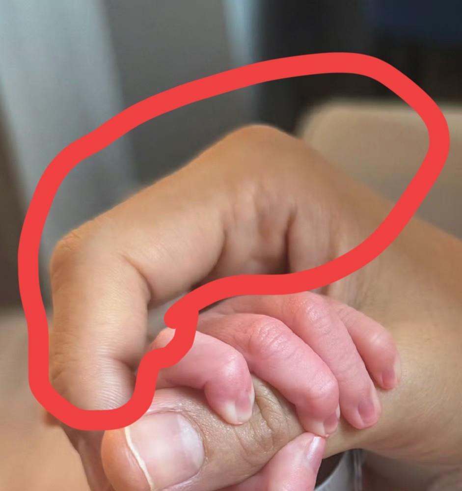 这是林依晨的手，太接地气了
真的一点也不像女明星的手，食指全是老茧，就像一个为家