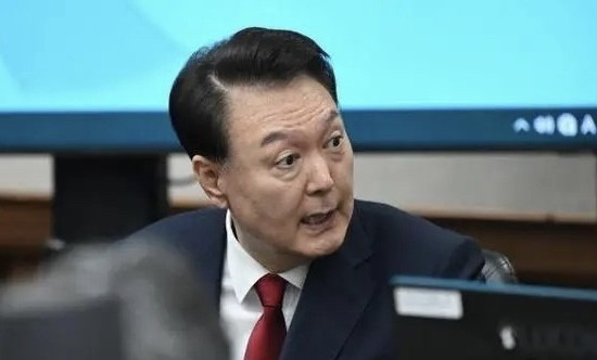 尹锡悦变脸比翻书快，要完！











尹锡悦之前硬气得很，说啥也不配