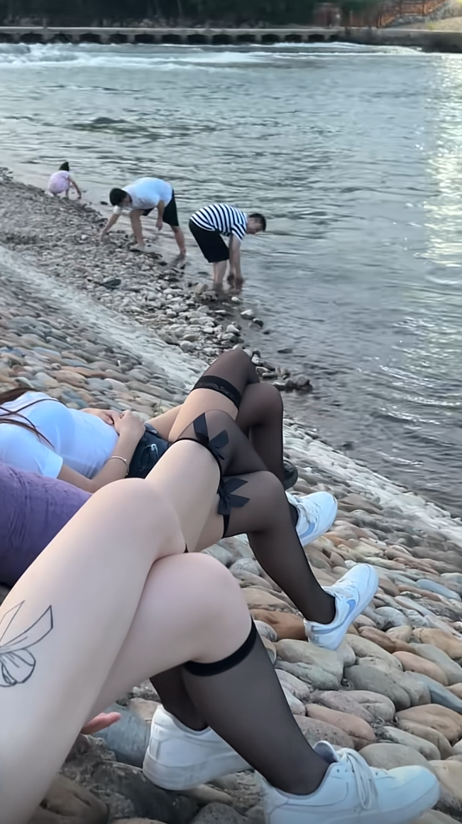 假装捡石头偷瞄一眼不会发现吧