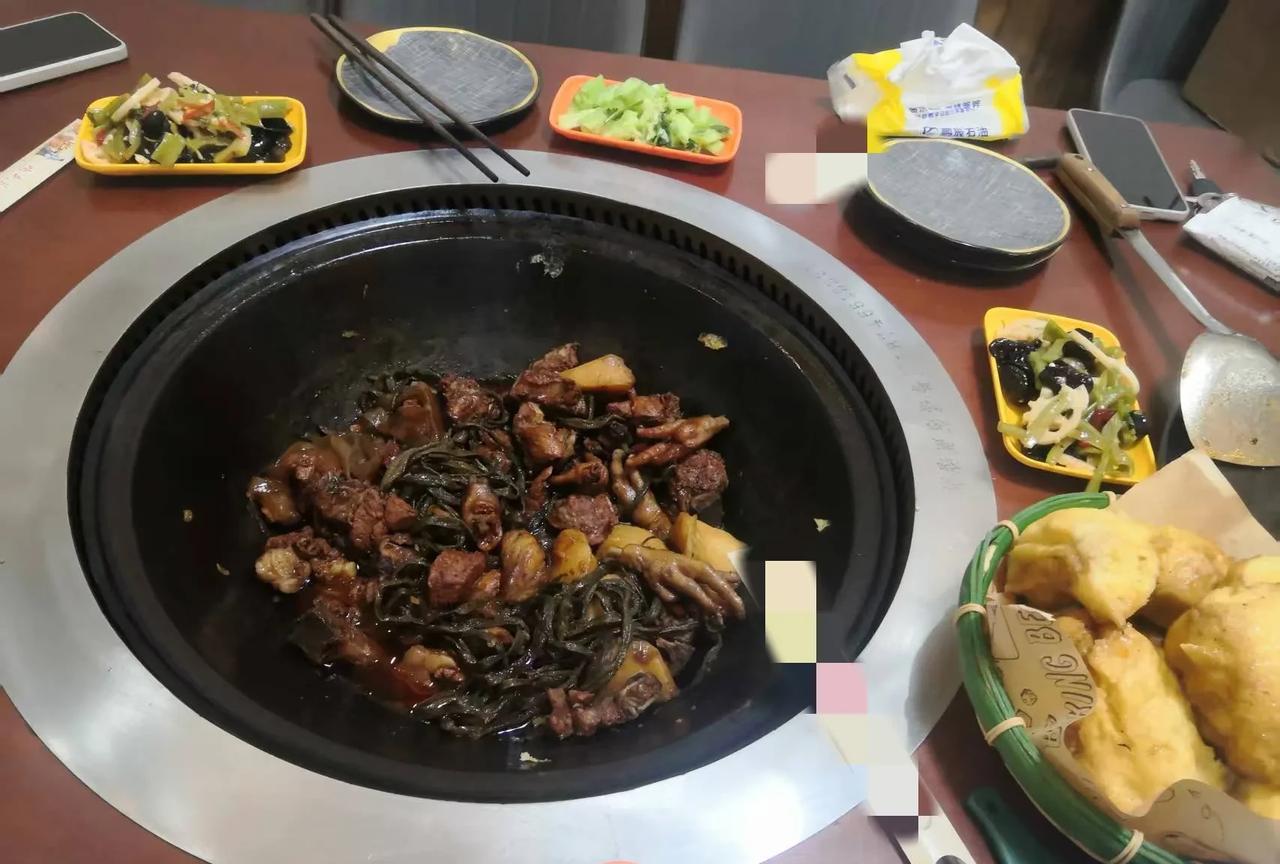 放假一天，孩子和同学出去吃火锅炖，东北比较有名的一道菜，“铁锅炖”，他们商量AA