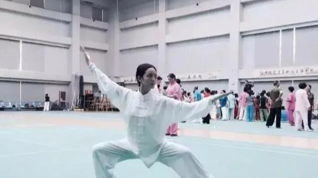 71岁成龙庆生照惊现“神秘孙女”！90后武打女星贴身拥抱