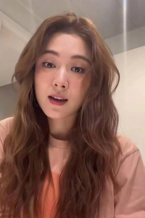 这是曾志伟儿媳王敏奕，身材有肉感，长着初恋脸，360度都好看，这颜值太绝啦。