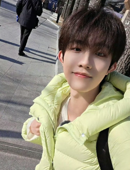 CCD闪光灯下的元气暴击！苏新皓对镜自拍自带松弛感，括弧笑甜度超标，清爽少年气扑