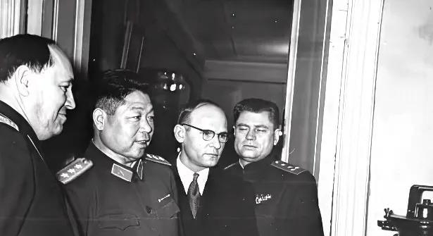珍贵的老照片。
1957年11月。陈锡联将军在苏联参加庆祝十月革命40周年纪念活