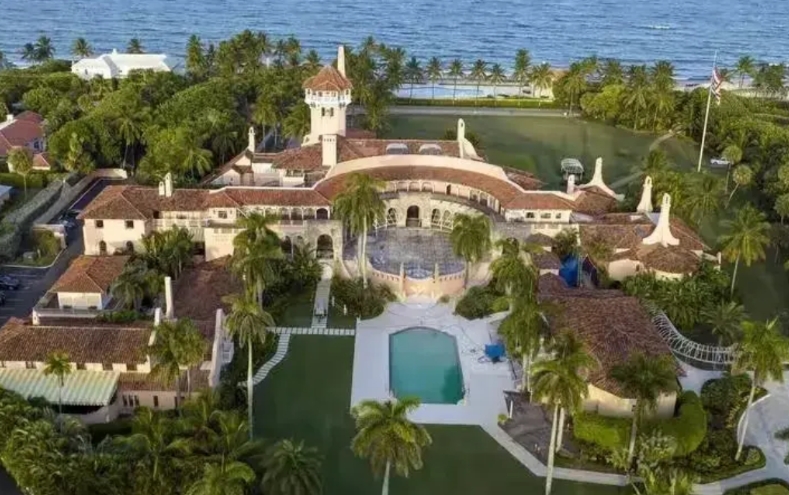 周未的海湖庄园，歌舞升平，特朗普过着美国最好的生活。
美国人开始反对特朗普，希望