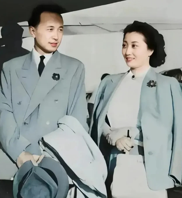 一张摄于1947年夫妻二人度蜜月时的珍贵老照片，这才是两人的真实貌相，不是演员扮