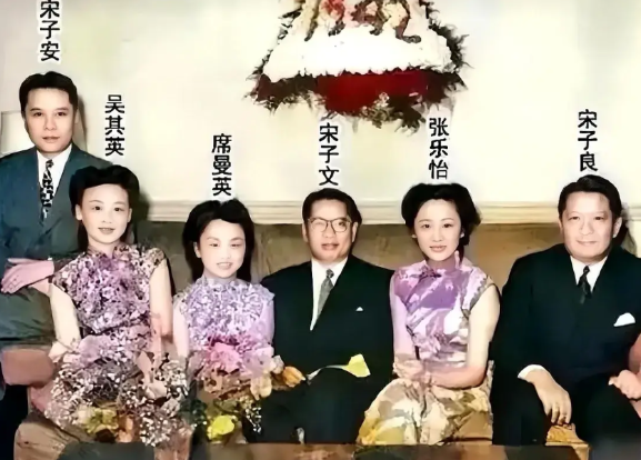 这是一张难得一见的“宋氏三兄弟”及其夫人们的合影。宋氏三兄弟个个气度不凡，他们的