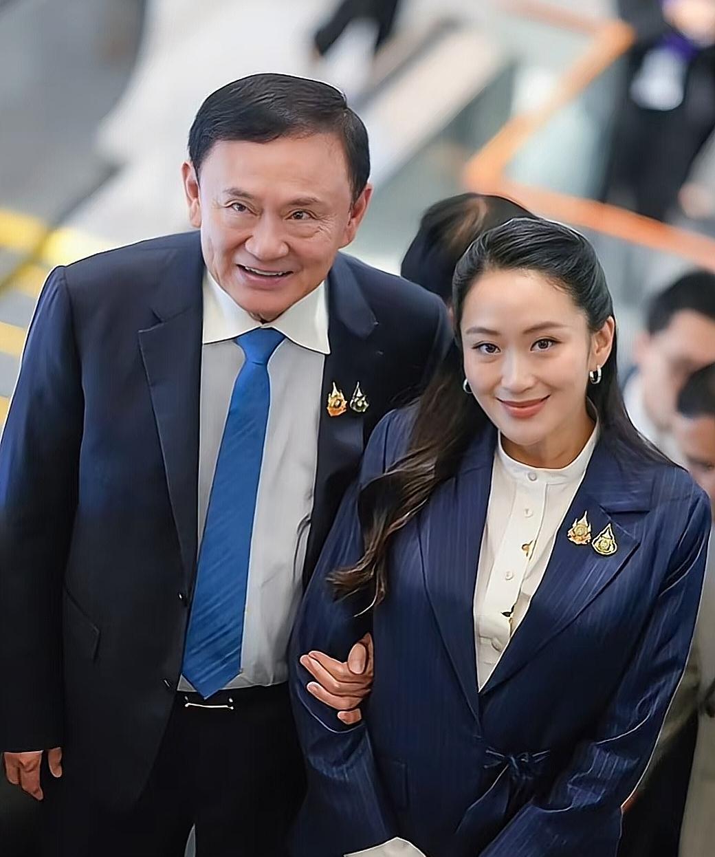 万万没想到，泰国总理佩通坦被解职及前总理他信重新服刑引发的连锁反应。   
泰国