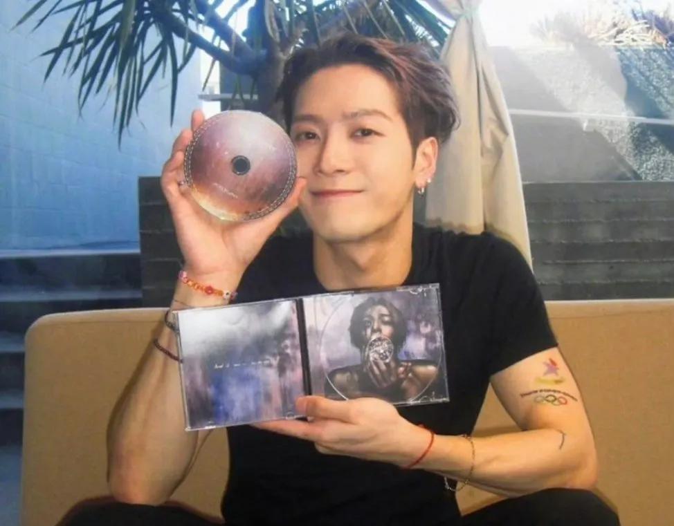 “王嘉尔深夜崩溃发文”
我来根据自己的理解理一下原因吧:
王嘉尔深夜宣传新专辑，