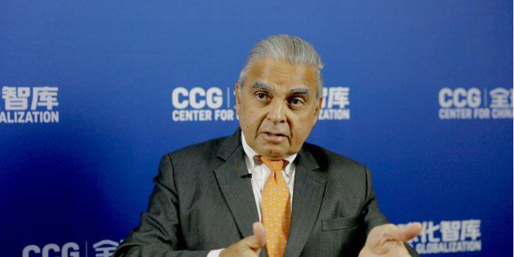 新加坡前资深外交家马凯硕说，“有几个国家和中国对南海主权问题有争议，那几个国家声