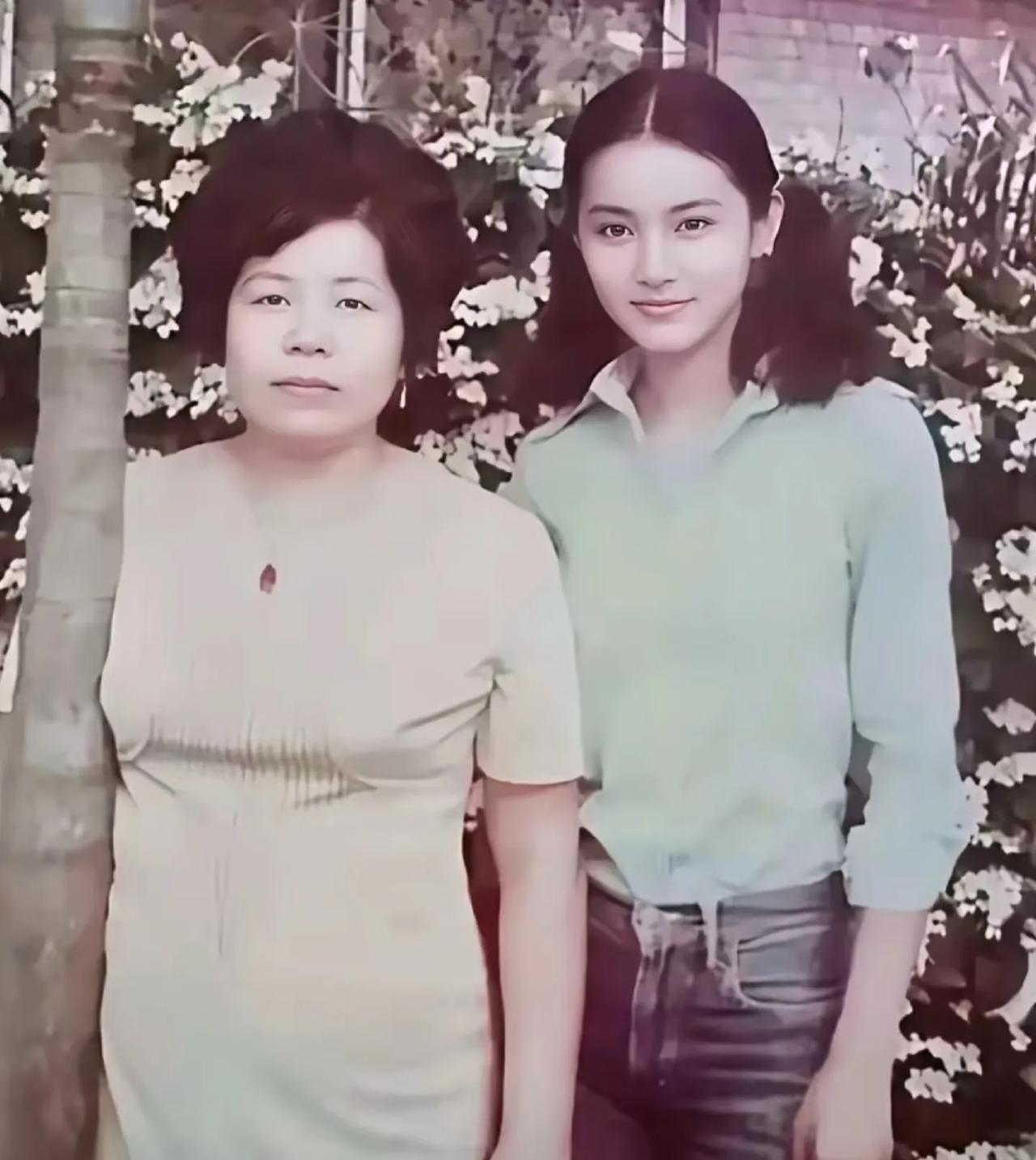 1973 年，19 岁的林青霞与母亲的一张旧照。彼时，青春正好的林青霞已美得夺目