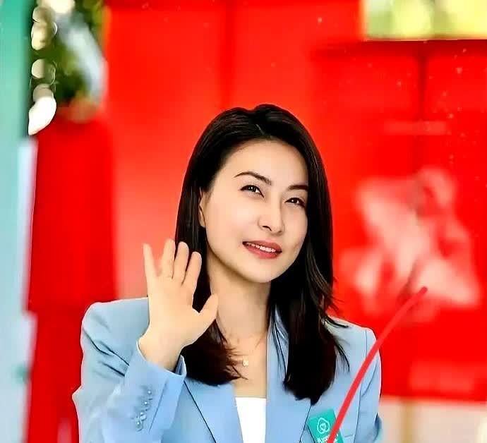 想当年霍家300亿遗产分割，那火药味浓得，大战一触即发。

结果郭晶晶轻飘飘