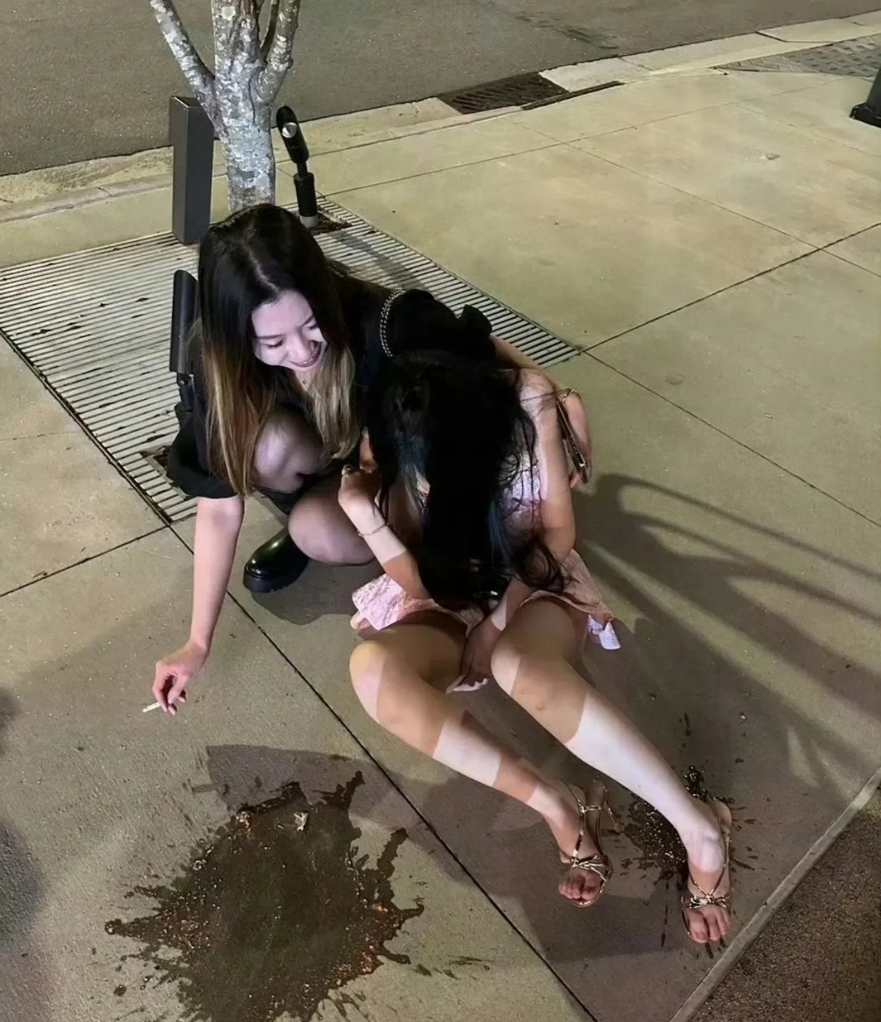 喝的烂醉还抽烟，现在的女生真不知道是怎么想的
