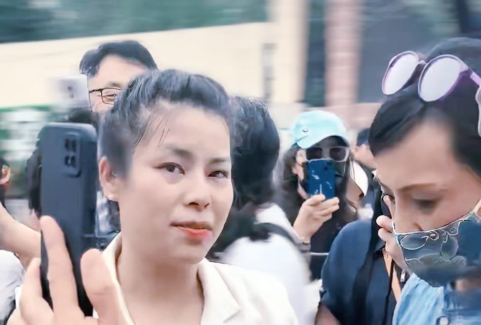 今天现场那叫一个热闹非凡！
当事人双方一进去，现场秒变大型见面会，
大家热情相拥