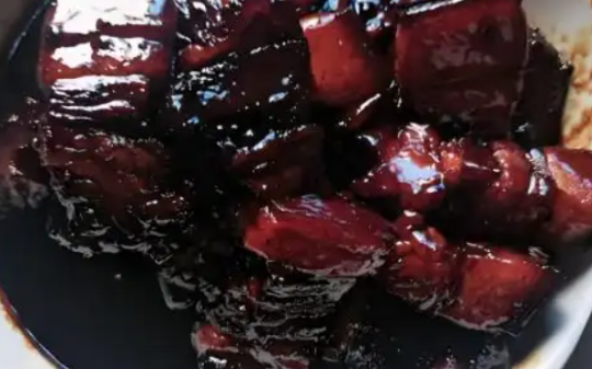 婆婆凌晨3点做红烧肉冰箱冷藏，她回屋睡觉后，我转身全扔进垃圾桶