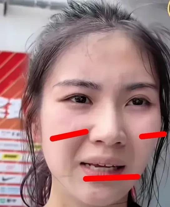 田径女神夏思凝的素颜照和妆容照相比简直判若两人!
素颜照的她皮肤隐晦无光，而且牙