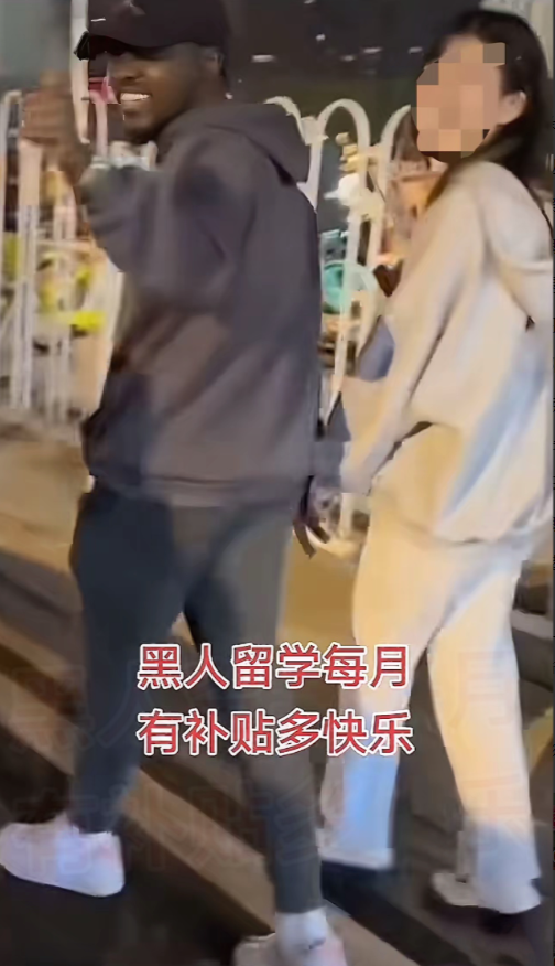 近日，北京一黑人留学生Leo

在网上曝出与53个中国女人交往的记录，其中居然还