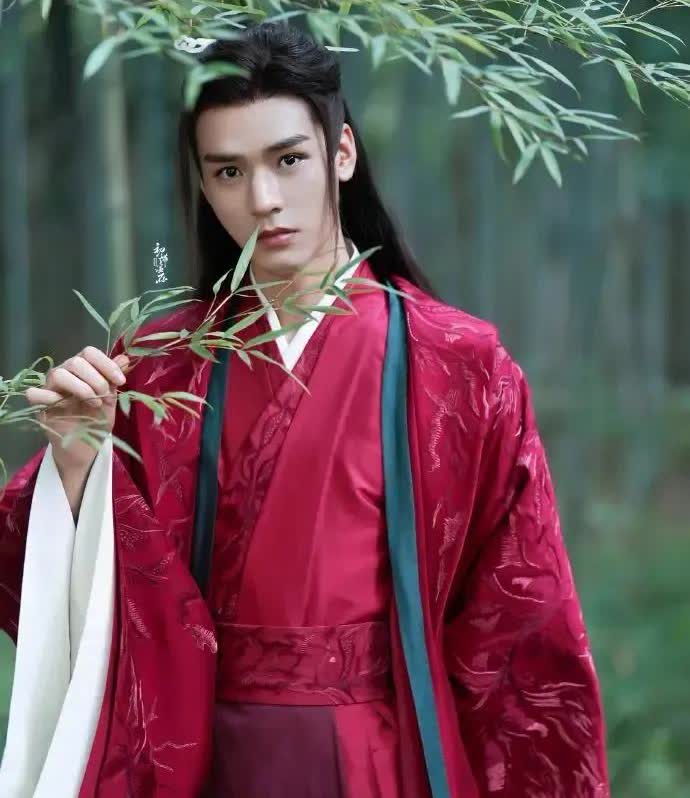 龚俊的花期真是短啊！
五年前《山河令》一跃成为准顶流，一时间的商务和综艺不断，