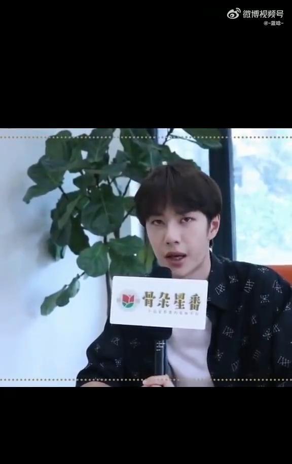 开肩唱歌模式。
韦语歌小王子。
曾经意外他和她相爱，忘不掉你的爱，等结局能更改。