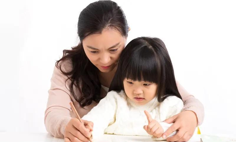 辅导孩子写作业时，孩子常状况百出。他们一会东张西望，一会四处摸索，一点作业能写很