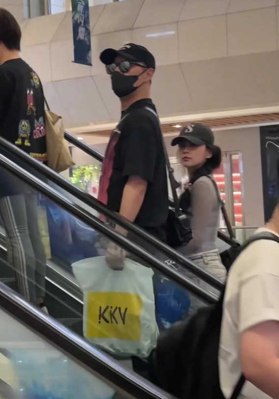 森林北和汪峰逛街秀恩爱，40岁森林北身材气质超能打