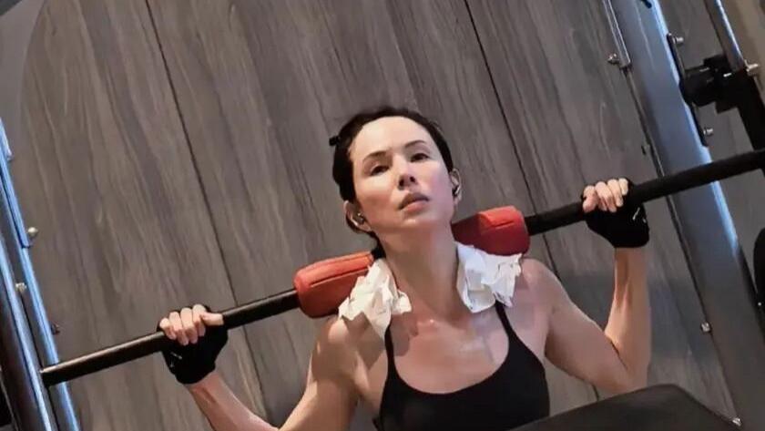 59岁李若彤健身照曝光，身材紧致到犯规，这状态太能打了