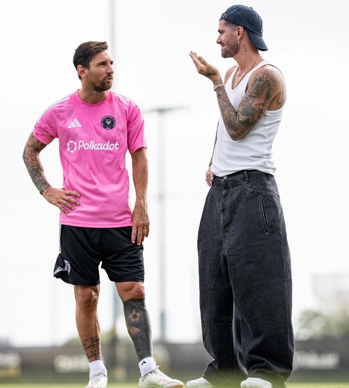 ??梅西与罗德里戈·德保罗出现在迈阿密国际球场啦！简直棒极了！????
梅西和德